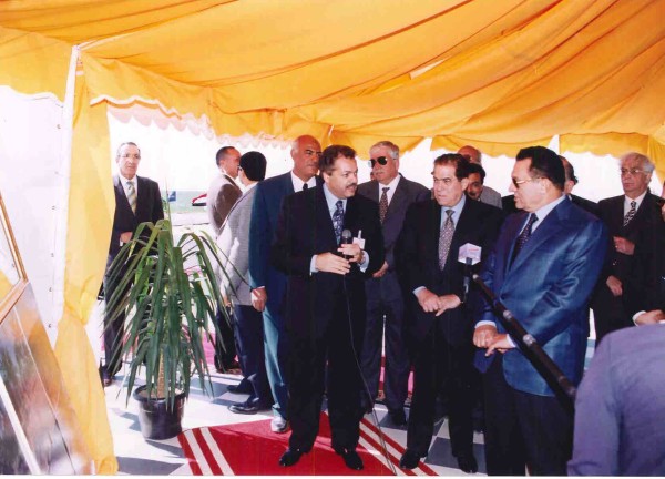 مع فخامة الرئيس حسنى مبارك خلال زيارته لمشروع كليوباترا الزراعى بشرق العوينات عام 1998