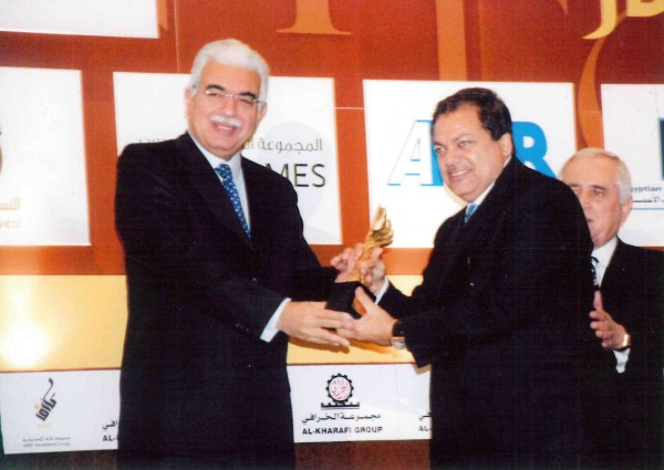 رئيس الوزراء خلال تكريمه للنائب محمد أبو العينين فى ملتقى القاهرة للاستثمار عام 2007